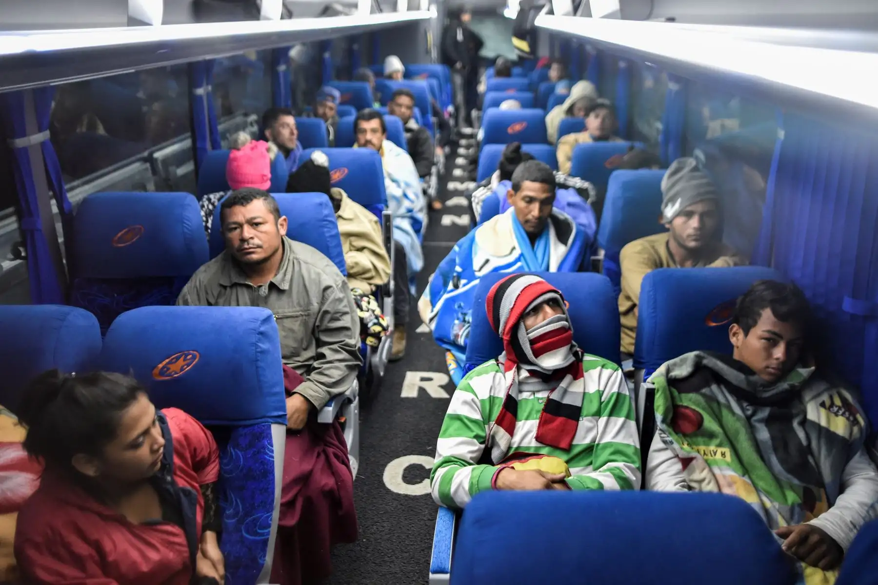 Miles de migrantes venezolanos huyen de su país en busca de mejores condiciones de vida.