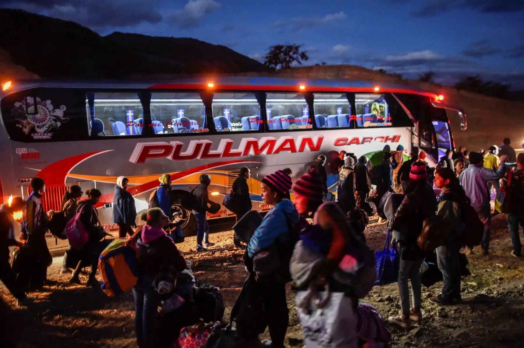 Miles de migrantes venezolanos huyen de su país en busca de mejores condiciones de vida.