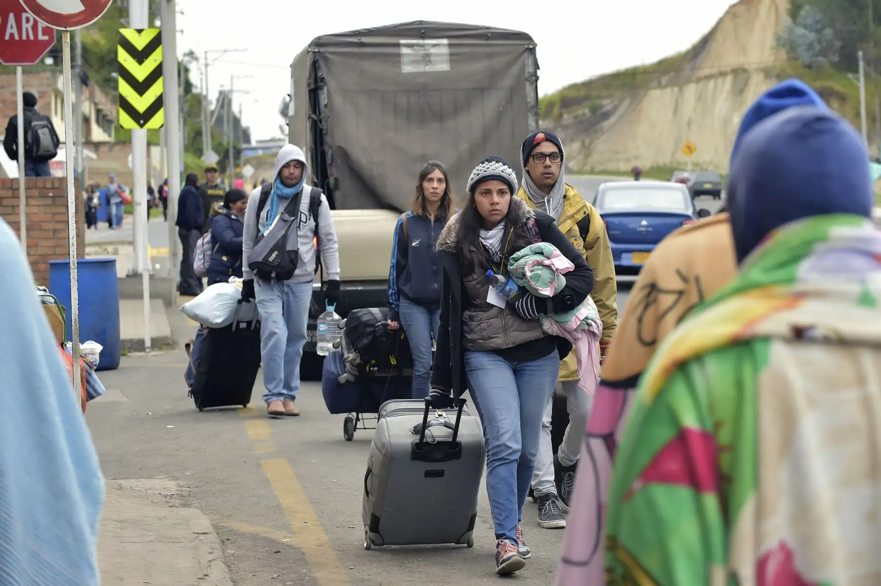 Miles de migrantes venezolanos huyen de su país en busca de mejores condiciones de vida.