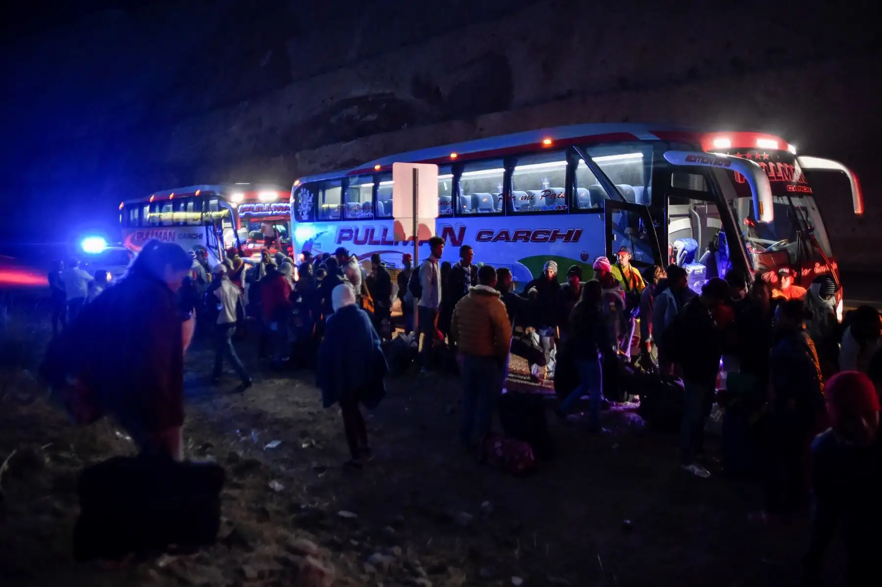 Miles de migrantes venezolanos huyen de su país en busca de mejores condiciones de vida.