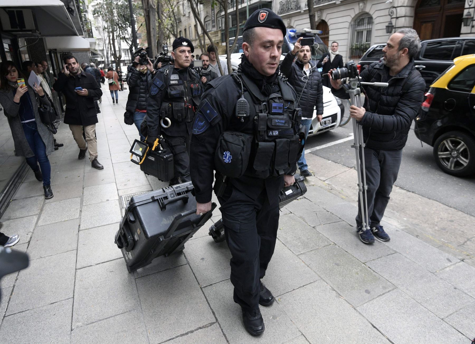 Policías argentinos  arriban el 23 de agosto a una de las propiedades de la ex presidenta Kirchner Foto: AFP