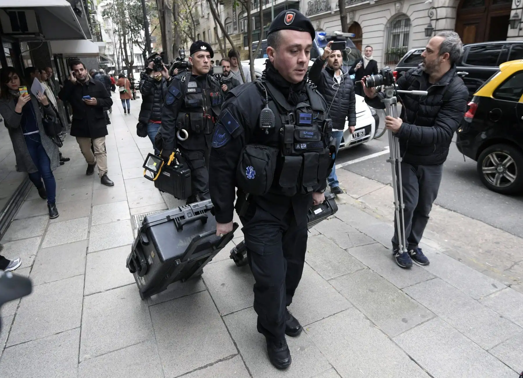 Policías argentinos  arriban el 23 de agosto a una de las propiedades de la ex presidenta Kirchner Foto: AFP