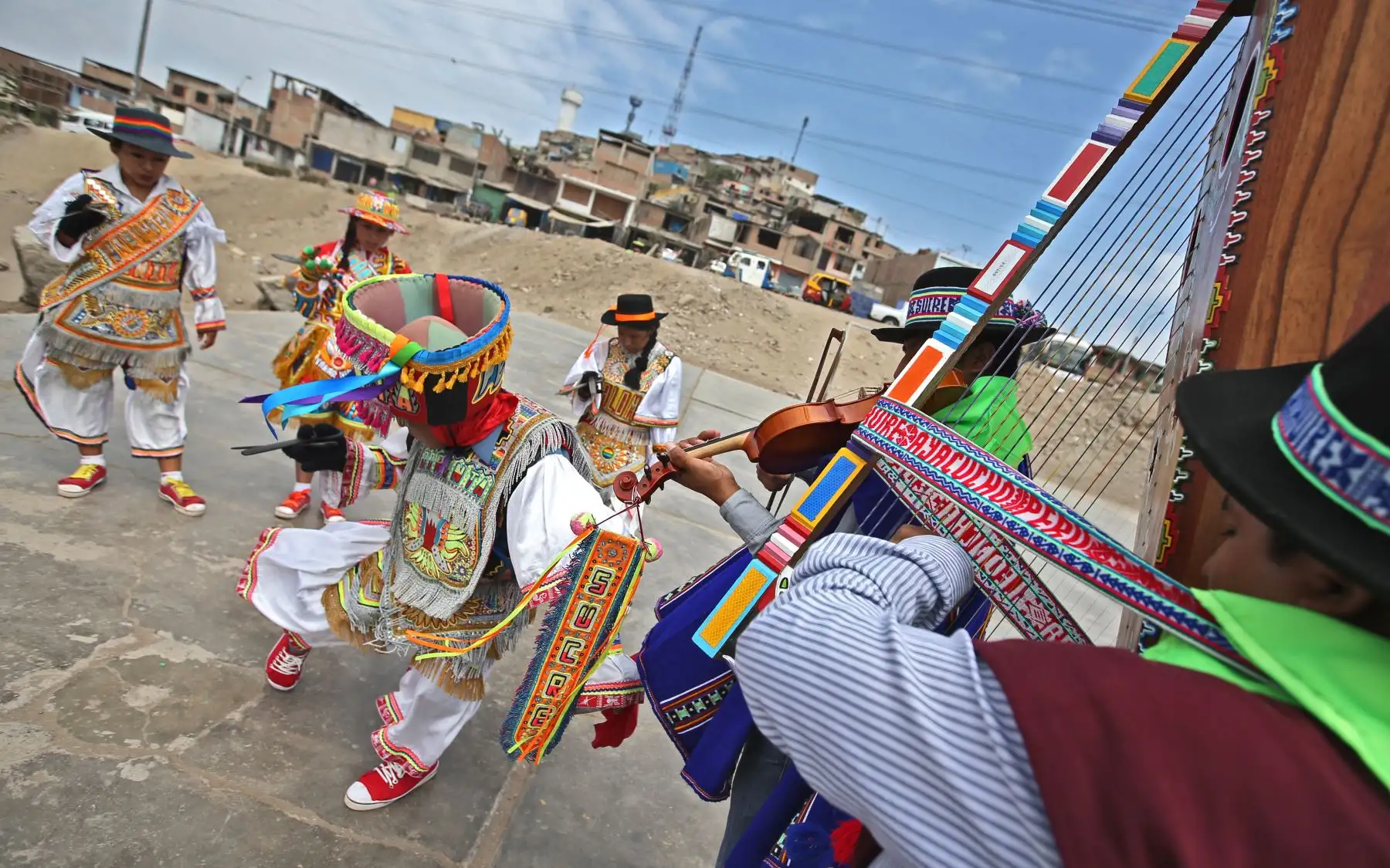 La danza de las tijeras es interpretado tradicionalmente por los habitantes de los pueblos y las comunidades quechuas del sur de cordillera andina central del Perú (Huancavelica, Ayacucho y Apurímac), y, desde hace algún tiempo, por poblaciones de las zonas urbanas del país.Foto: Archivo El Peruano