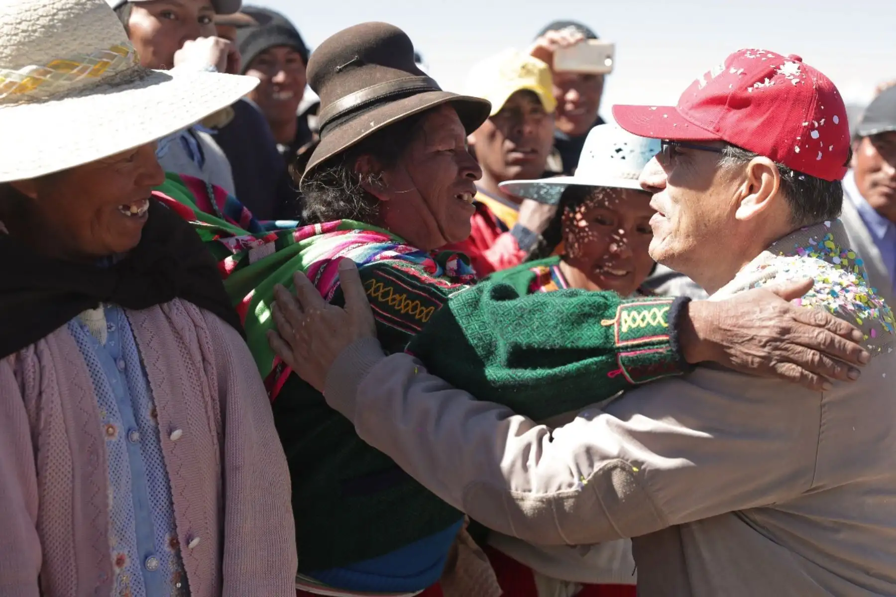 El presidente Vizcarra se encuentra en la región Puno, donde ha dado inicio a los trabajos de mejoramiento de la carretera Checca – Mazocruz, que comprende las provincias de El Collao y Chucuito. Con esta obra se beneficiará a más de 107 mil personas,  dándoles la posibilidad de transitar por una vía asfaltada, amplia y segura. Foto: ANDINA/Prensa Presidencia