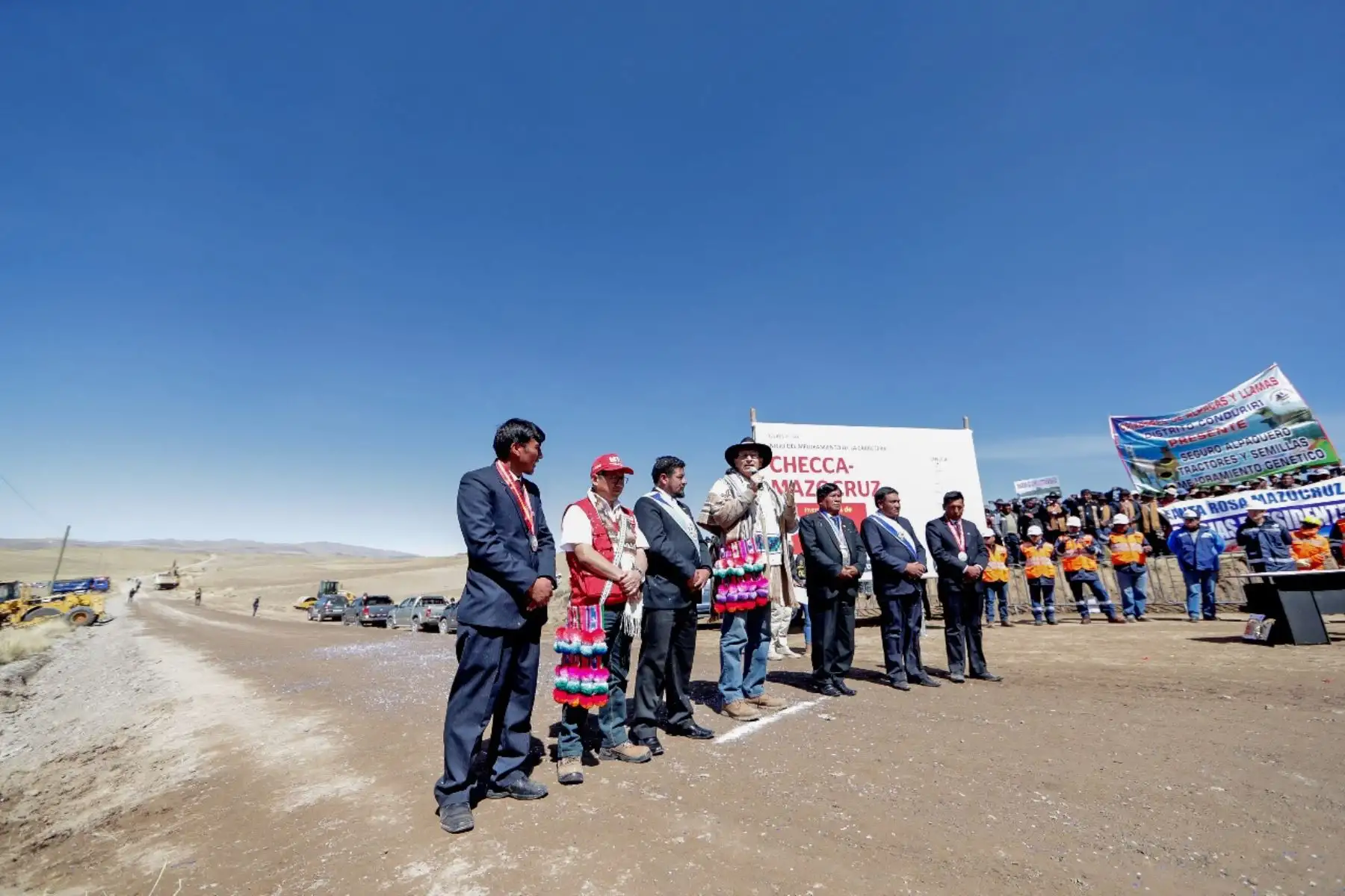 El presidente Vizcarra se encuentra en la región Puno, donde ha dado inicio a los trabajos de mejoramiento de la carretera Checca – Mazocruz, que comprende las provincias de El Collao y Chucuito. Con esta obra se beneficiará a más de 107 mil personas,  dándoles la posibilidad de transitar por una vía asfaltada, amplia y segura. Foto: ANDINA/Prensa Presidencia