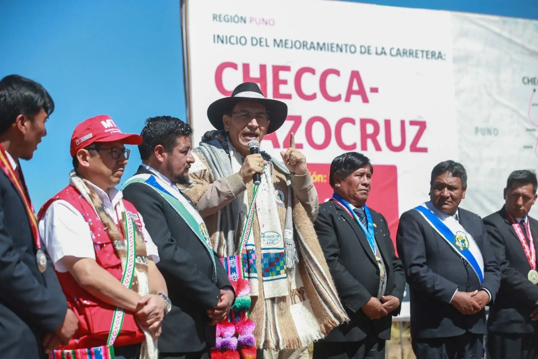 El presidente Vizcarra se encuentra en la región Puno, donde ha dado inicio a los trabajos de mejoramiento de la carretera Checca – Mazocruz, que comprende las provincias de El Collao y Chucuito. Con esta obra se beneficiará a más de 107 mil personas,  dándoles la posibilidad de transitar por una vía asfaltada, amplia y segura. Foto: ANDINA/Prensa Presidencia