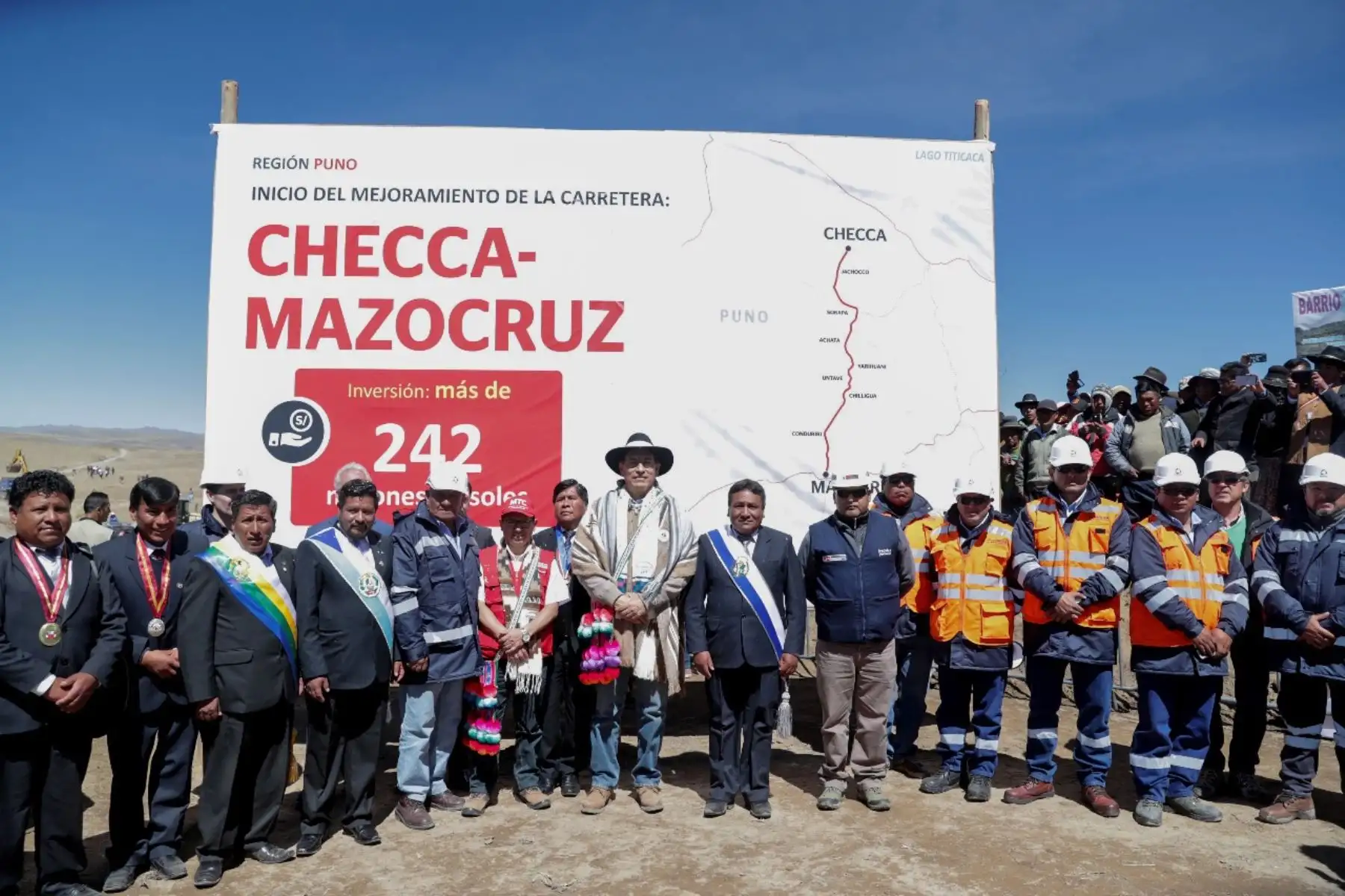El presidente Vizcarra se encuentra en la región Puno, donde ha dado inicio a los trabajos de mejoramiento de la carretera Checca – Mazocruz, que comprende las provincias de El Collao y Chucuito. Con esta obra se beneficiará a más de 107 mil personas,  dándoles la posibilidad de transitar por una vía asfaltada, amplia y segura. Foto: ANDINA/Prensa Presidencia
