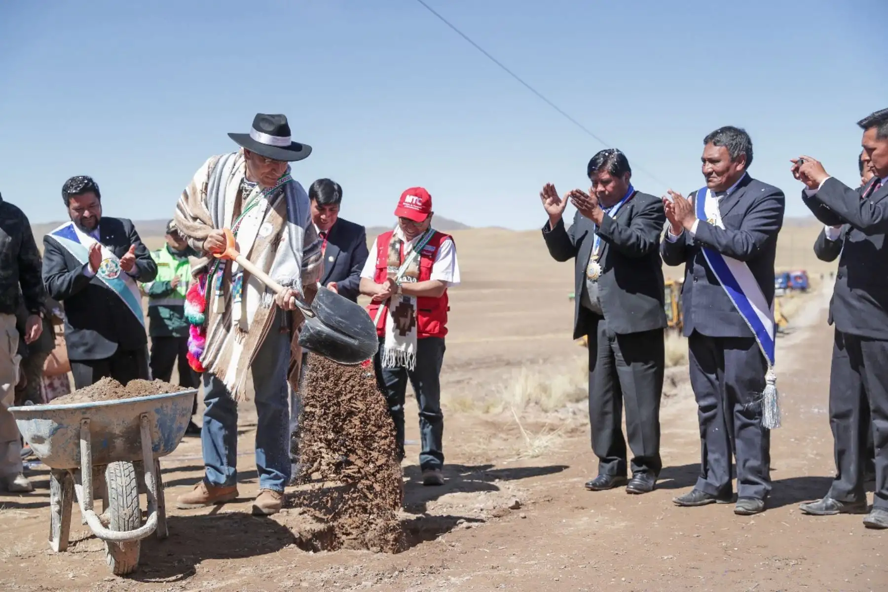 El presidente Vizcarra se encuentra en la región Puno, donde ha dado inicio a los trabajos de mejoramiento de la carretera Checca – Mazocruz, que comprende las provincias de El Collao y Chucuito. Con esta obra se beneficiará a más de 107 mil personas,  dándoles la posibilidad de transitar por una vía asfaltada, amplia y segura. Foto: ANDINA/Prensa Presidencia