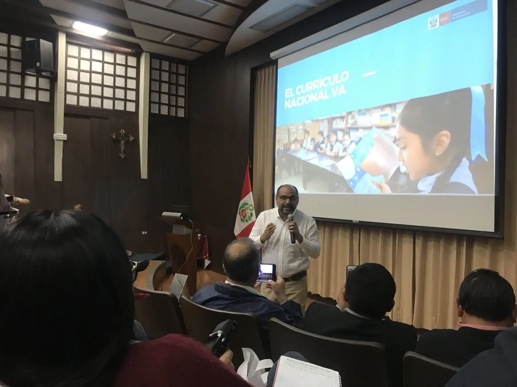 23/08/2018   El enfoque de igualdad de género es una herramienta del Currículo Nacional para combatir estereotipos como el machismo y la violencia contra la mujer, afirmó el ministro de Educación, Daniel Alfaro, en una reunión con periodistas de la región norte realizada hoy en Piura. Foto: ANDINA/Minedu