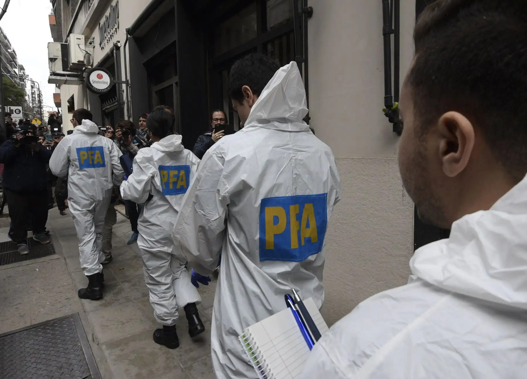 Agentes de la policía federal argentina arribaron el 23 de agosto de 2018 a una propiedad del ex presidente argentino y actual senadora Cristina Fernández de Kirchner como parte del llamado caso de cuadernos de corrupción, en el barrio de Recoleta, Buenos Aires. Foto:AFP