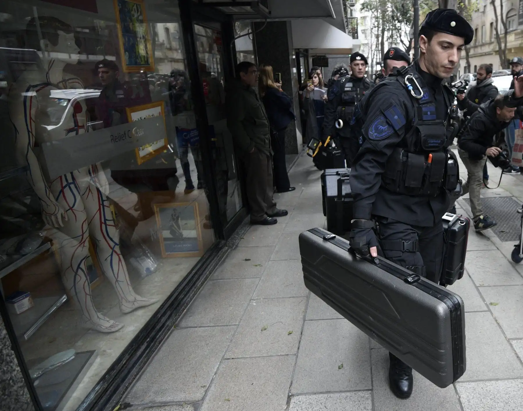 Agentes de la policía federal argentina de la división de explosivos llegan para atacar una propiedad de la ex presidenta argentina y actual senadora Cristina Fernández de Kirchner como parte del llamado caso de cuadernos de corrupción, en el barrio Recoleta, Buenos Aires, el 23 de agosto de 2018. Foto:AFP