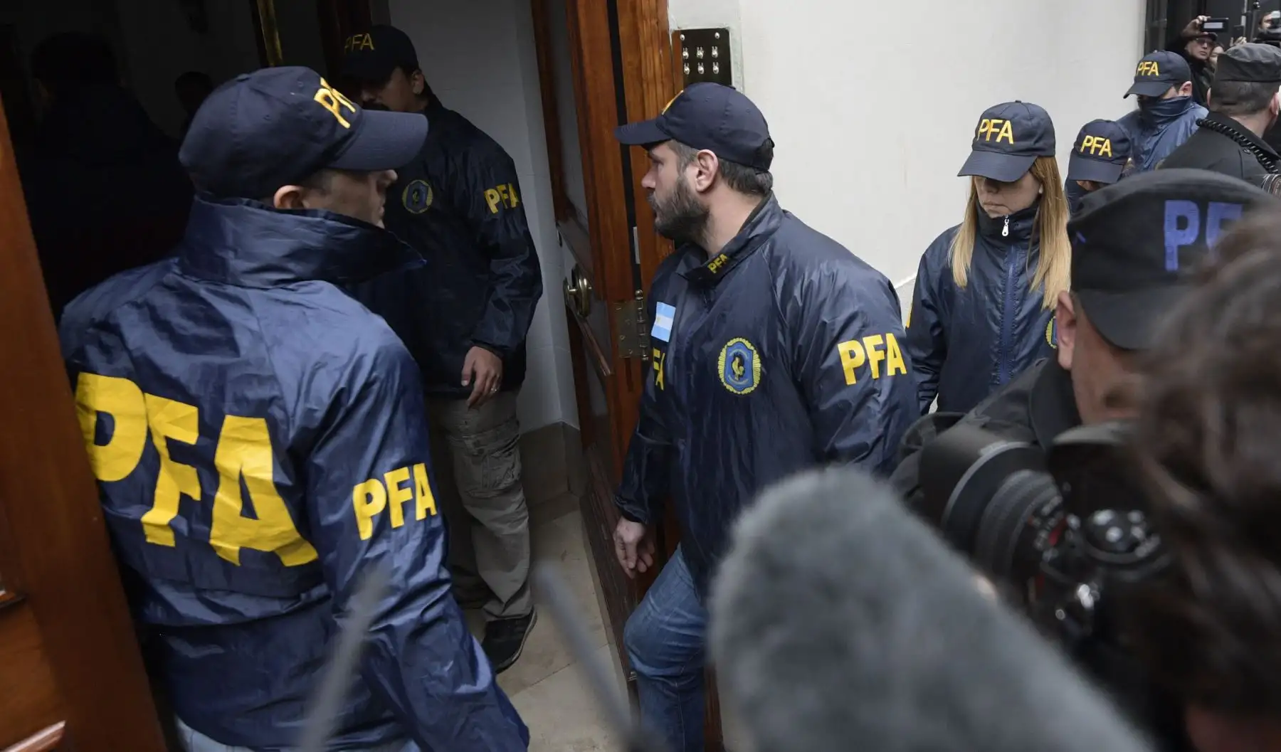 Agentes de la policía federal argentina arribaron el 23 de agosto de 2018 a una propiedad del ex presidente argentino y actual senadora Cristina Fernández de Kirchner como parte del llamado caso de cuadernos de corrupción, en el barrio de Recoleta, Buenos Aires. Foto:AFP