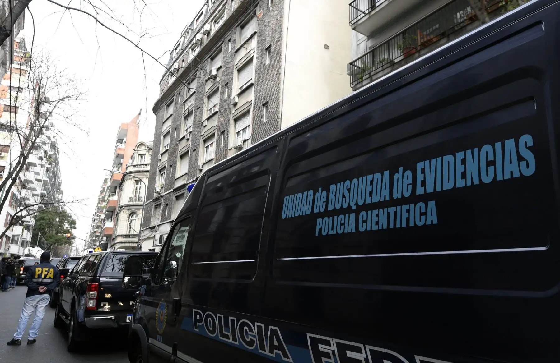 Un vehículo de la Policía Federal argentina permanece estacionado frente a un edificio donde la ex presidenta argentina y actual senadora Cristina Fernández de Kirchner es propietaria de un piso, durante una incursión como parte del llamado caso de cuadernos de corrupción, en el barrio Recoleta, Buenos Aires, el 23 de agosto , 2018. Foto:AFP