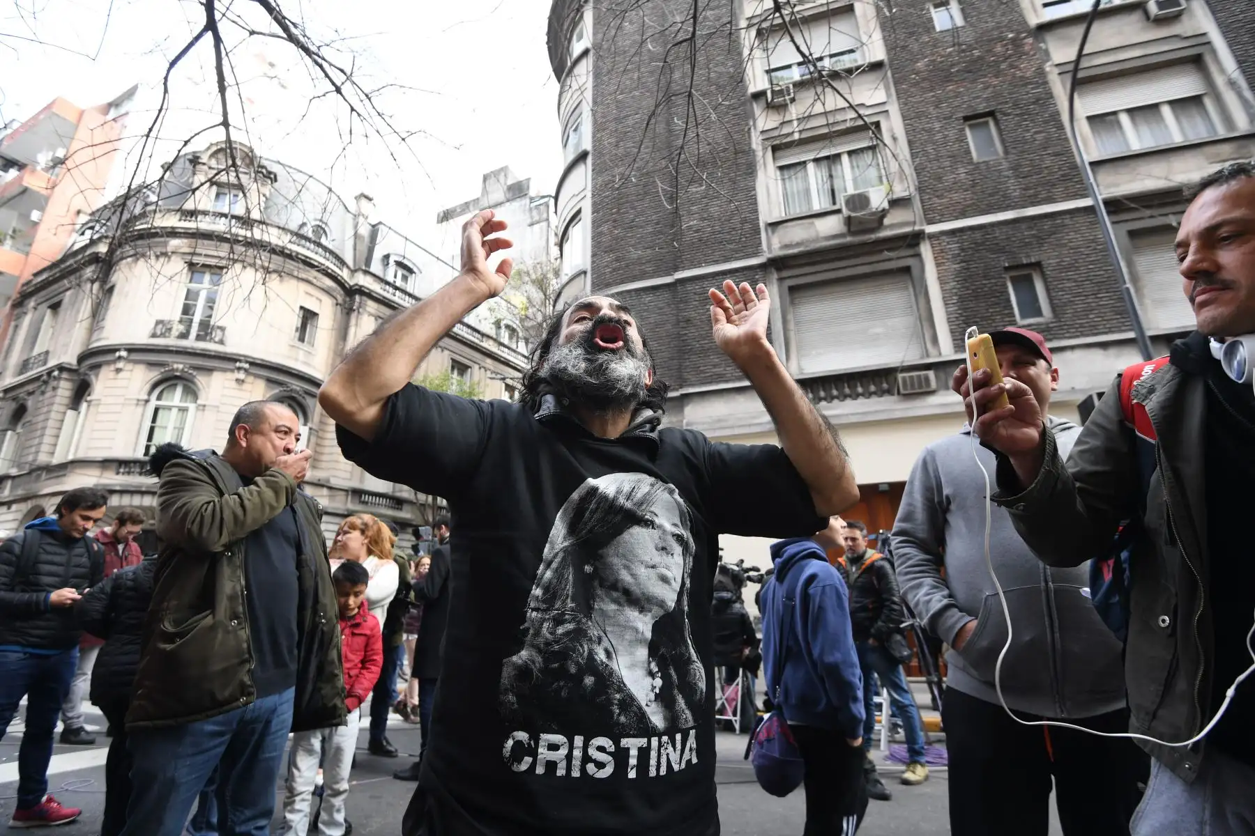 Una partidaria de la ex presidenta argentina y actual senadora Cristina Fernández de Kirchner demuestra que la Policía Federal de Argentina allanó una de sus propiedades como parte del llamado caso de cuadernos de corrupción, en el barrio de Recoleta, Buenos Aires, el 23 de agosto de 2018. Foto:AFP
