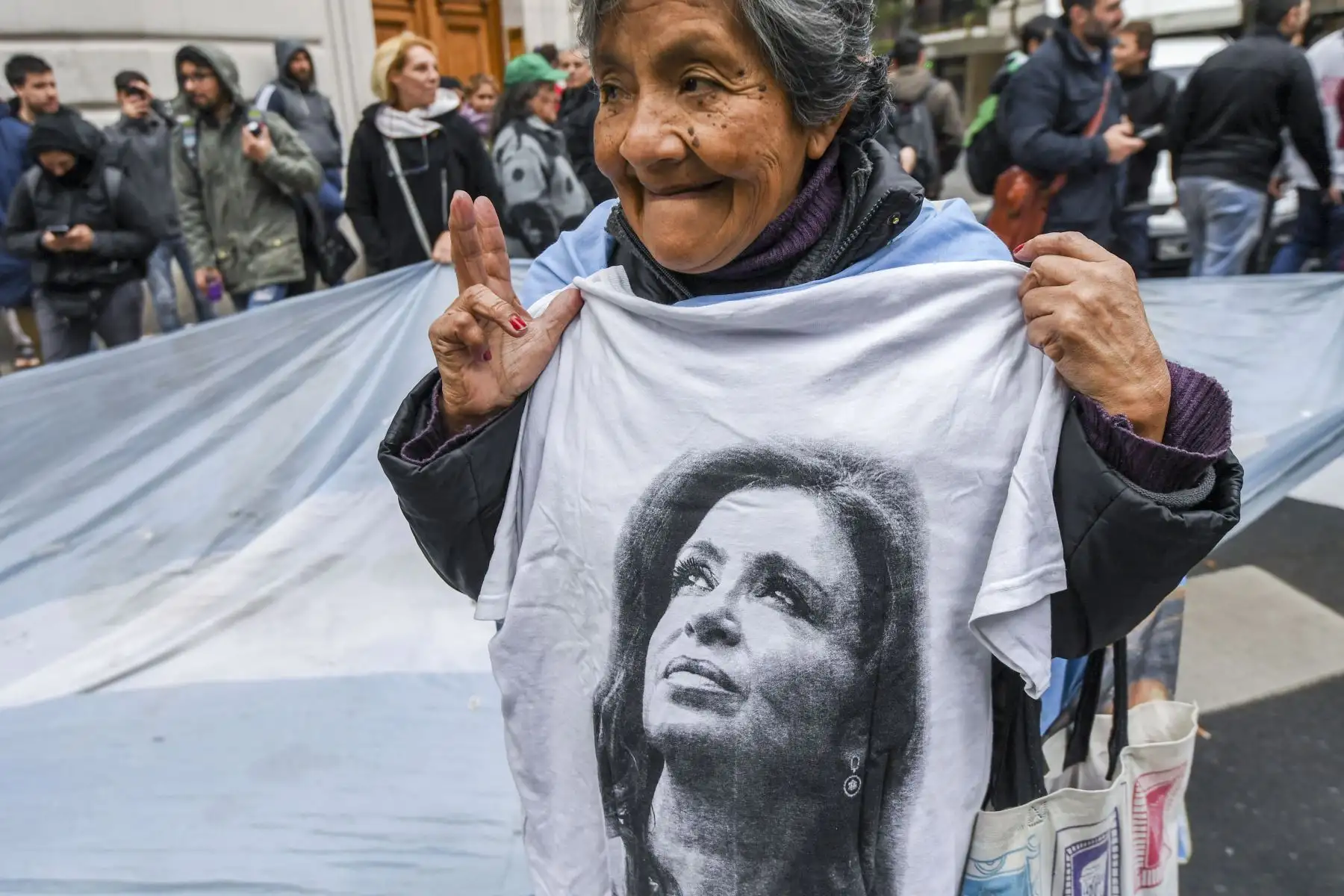 Una partidaria de la ex presidenta argentina y actual senadora Cristina Fernández de Kirchner demuestra que la Policía Federal de Argentina allanó una de sus propiedades como parte del llamado caso de cuadernos de corrupción, en el barrio de Recoleta, Buenos Aires, el 23 de agosto de 2018. Foto:AFP