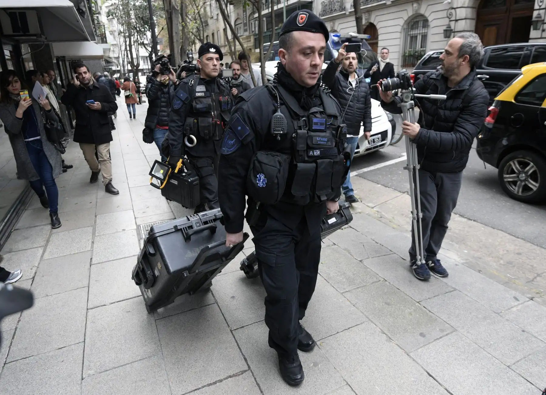 [Seleccionar] Agentes de la policía federal argentina de la división de explosivos llegan para atacar una propiedad de la ex presidenta argentina y actual senadora Cristina Fernández de Kirchner como parte del llamado caso de cuadernos de corrupción, en el barrio Recoleta, Buenos Aires, el 23 de agosto de 2018. Foto:AFP