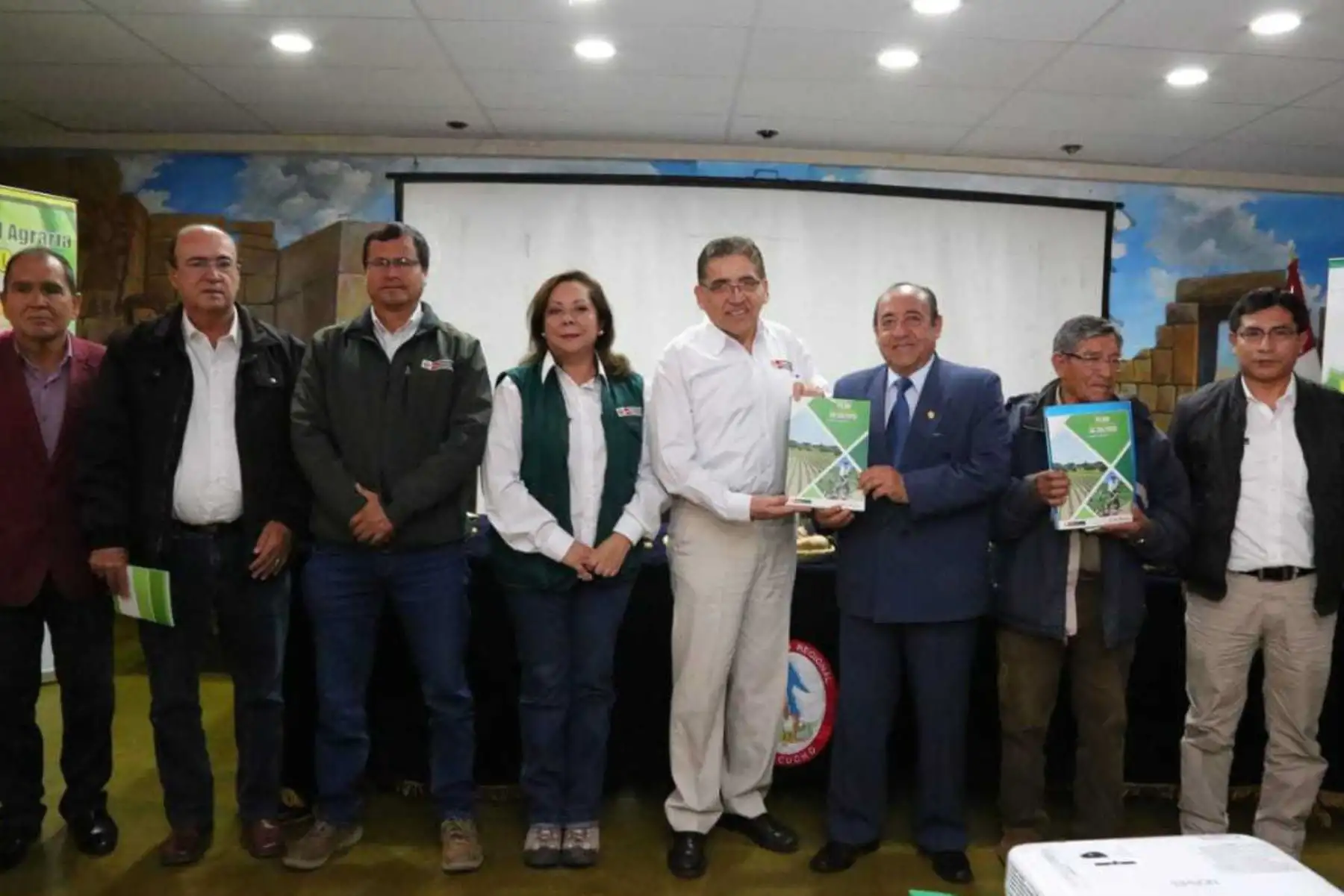 Con el fin de que los propios agricultores planifiquen sus siembras a fin de evitar una sobreoferta estacional y lograr un nivel adecuado de precios en chacra, el Ministerio de Agricultura y Riego (Minagri) presentó, en la región Ayacucho, el Plan Nacional de Cultivos 2018-2019 y el Sistema de Información Agraria.