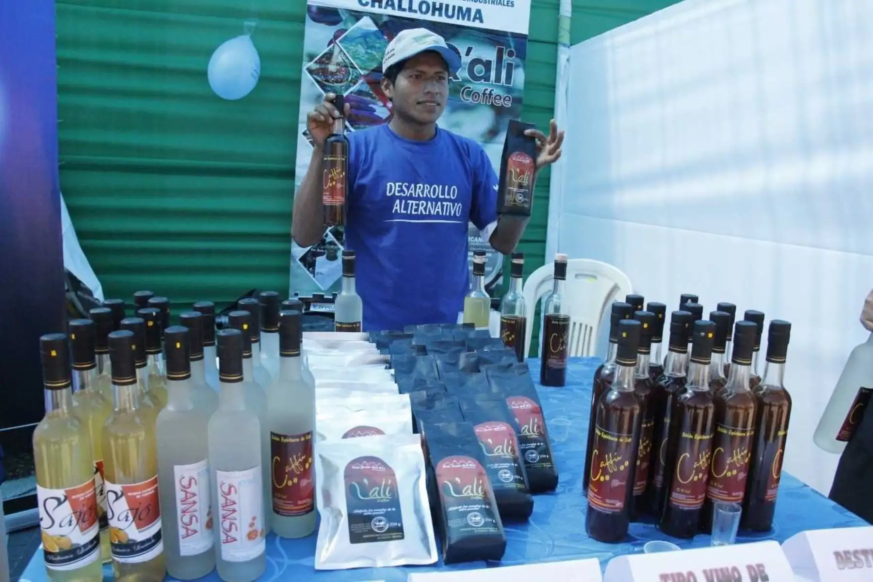 Puno innova con aguardiente de cáscara de café. ANDINA