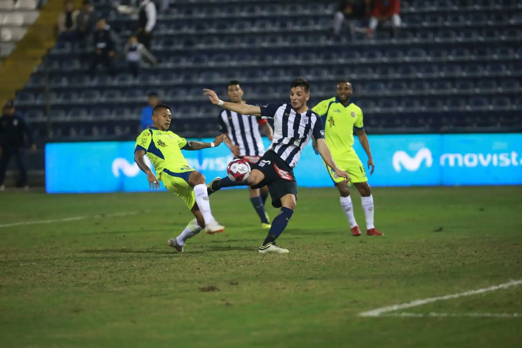 UTC de Cajamarca adelanta en el marcador ante Alianza Lima con gol del colombiano Donald Millán. Foto:ANDINA/Jhony Laurente