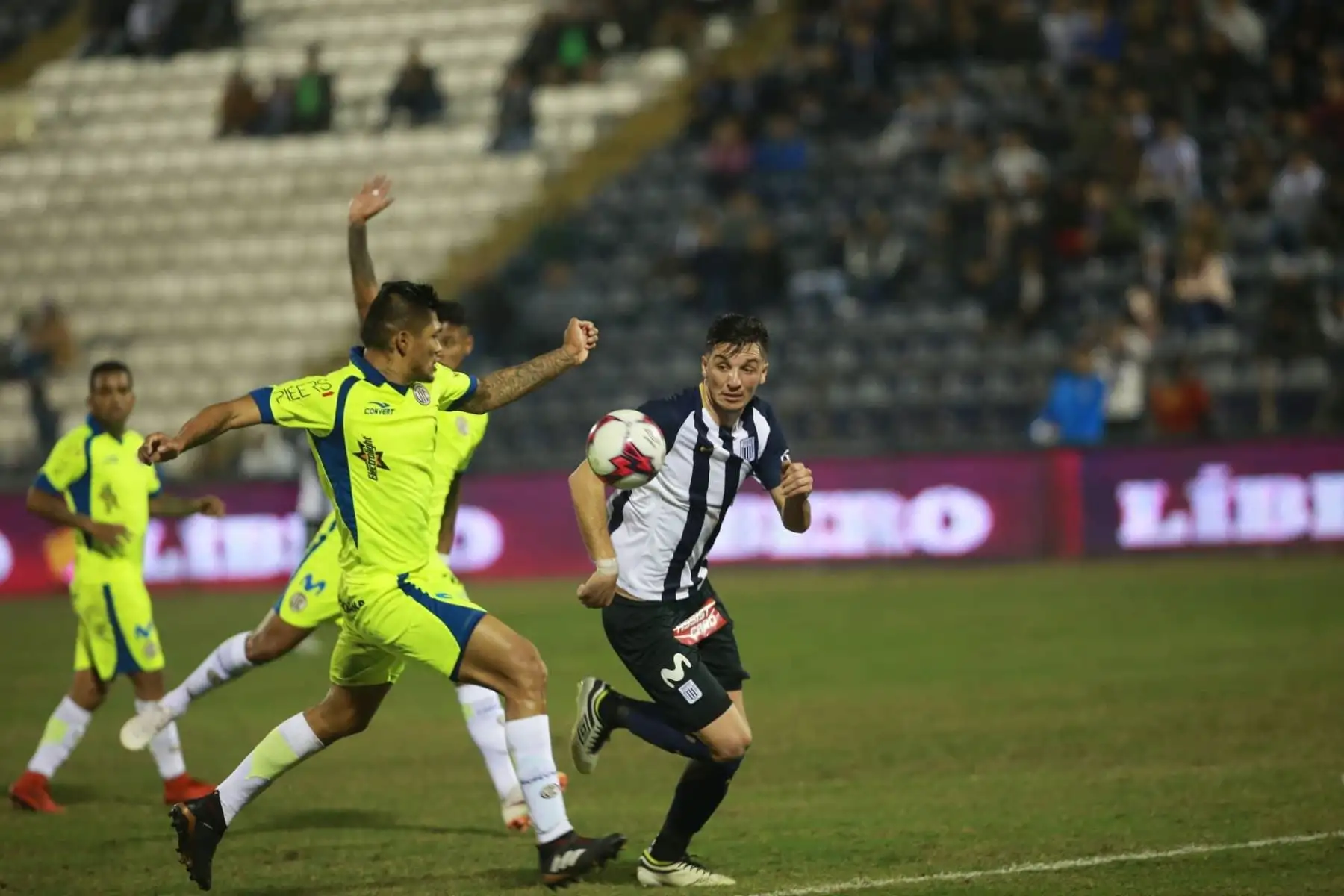 UTC de Cajamarca adelanta en el marcador ante Alianza Lima con gol del colombiano Donald Millán. Foto:ANDINA/Jhony Laurente