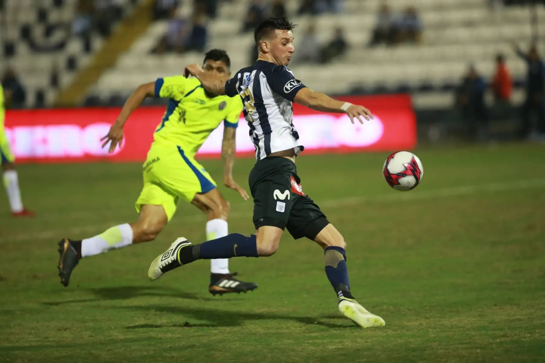 UTC de Cajamarca adelanta en el marcador ante Alianza Lima con gol del colombiano Donald Millán. Foto:ANDINA/Jhony Laurente