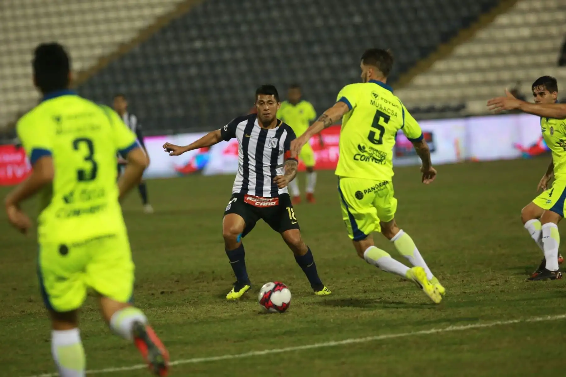 UTC de Cajamarca adelanta en el marcador ante Alianza Lima con gol del colombiano Donald Millán. Foto:ANDINA/Jhony Laurente