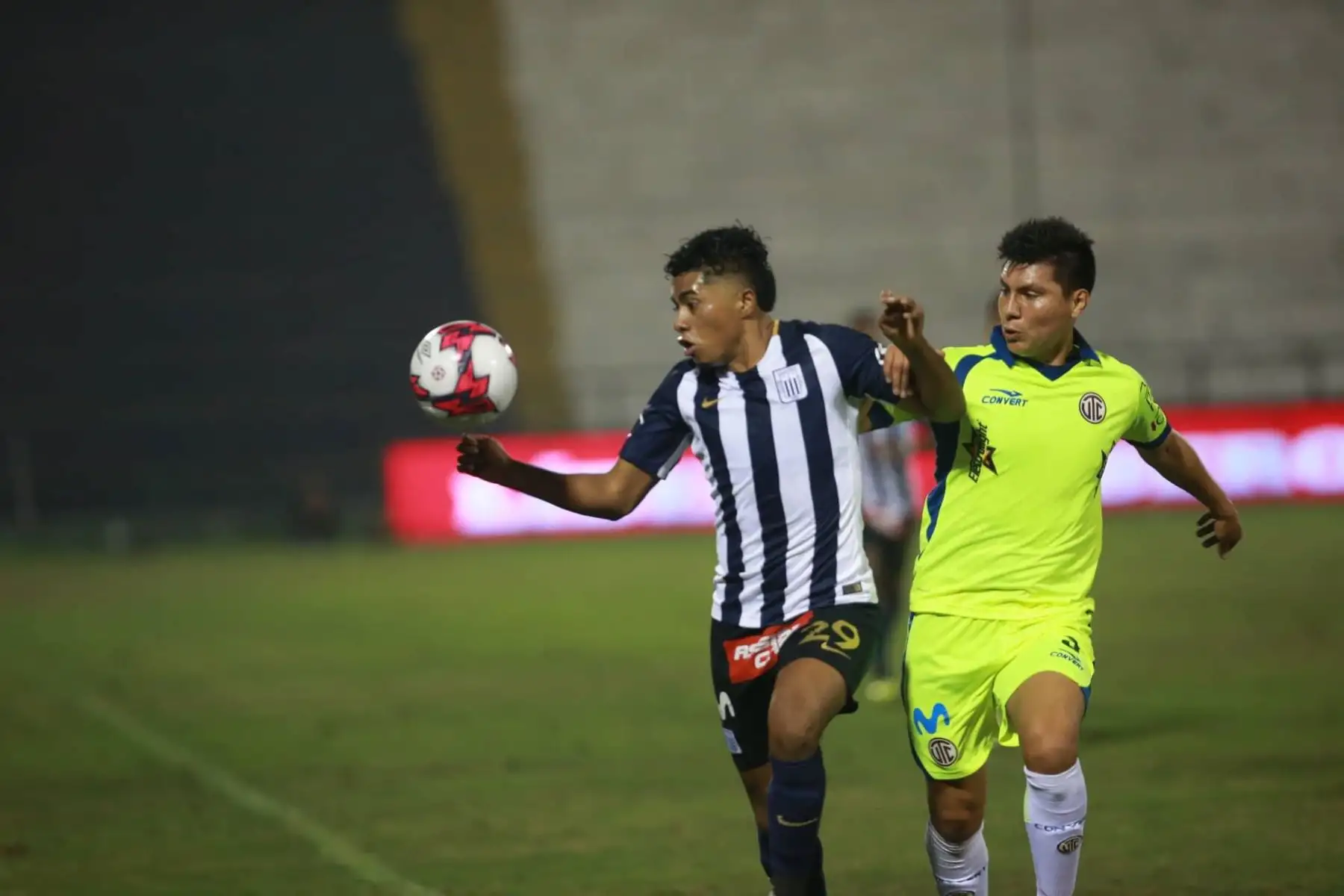 UTC de Cajamarca adelanta en el marcador ante Alianza Lima con gol del colombiano Donald Millán. Foto:ANDINA/Jhony Laurente