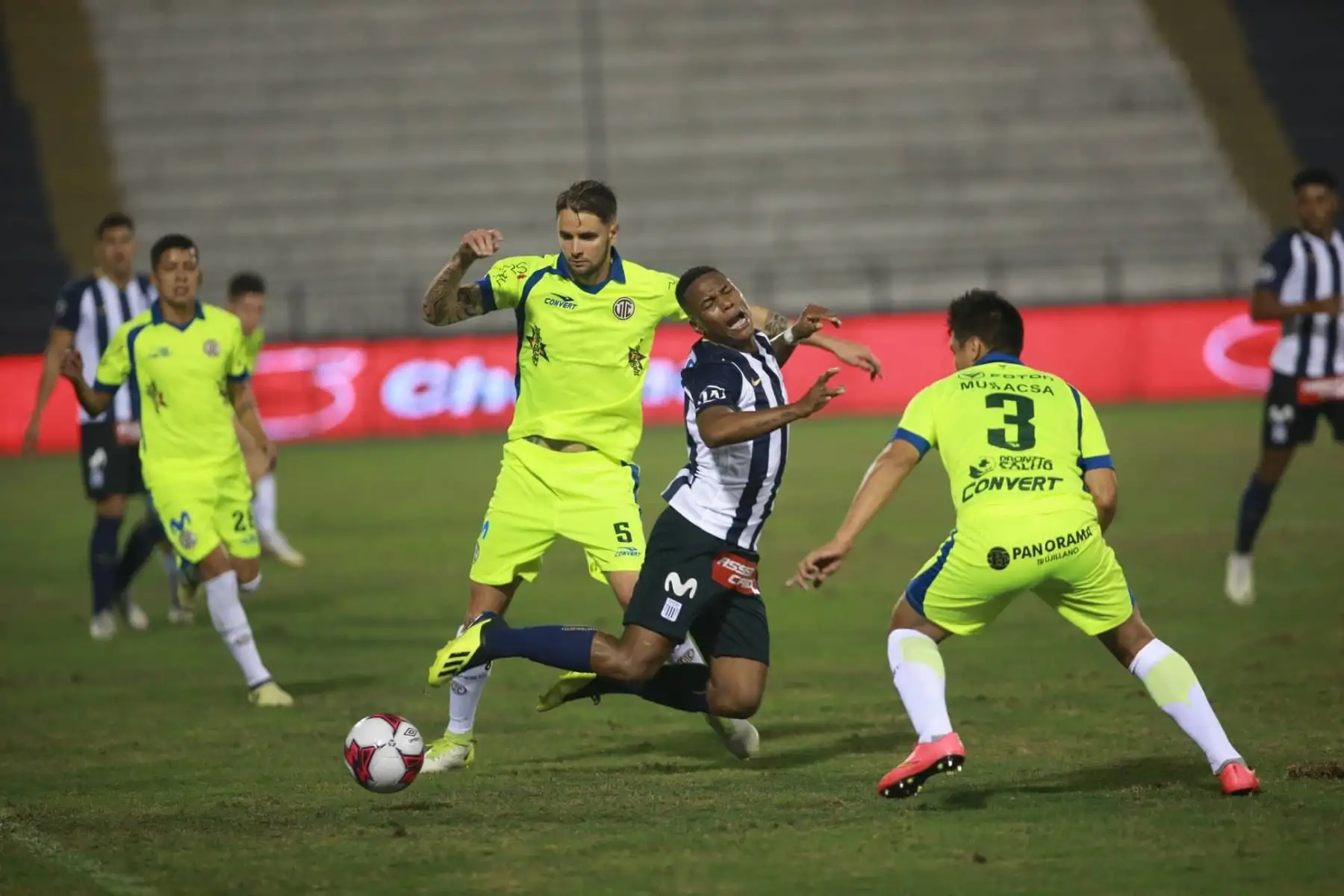 UTC de Cajamarca adelanta en el marcador ante Alianza Lima con gol del colombiano Donald Millán. Foto:ANDINA/Jhony Laurente