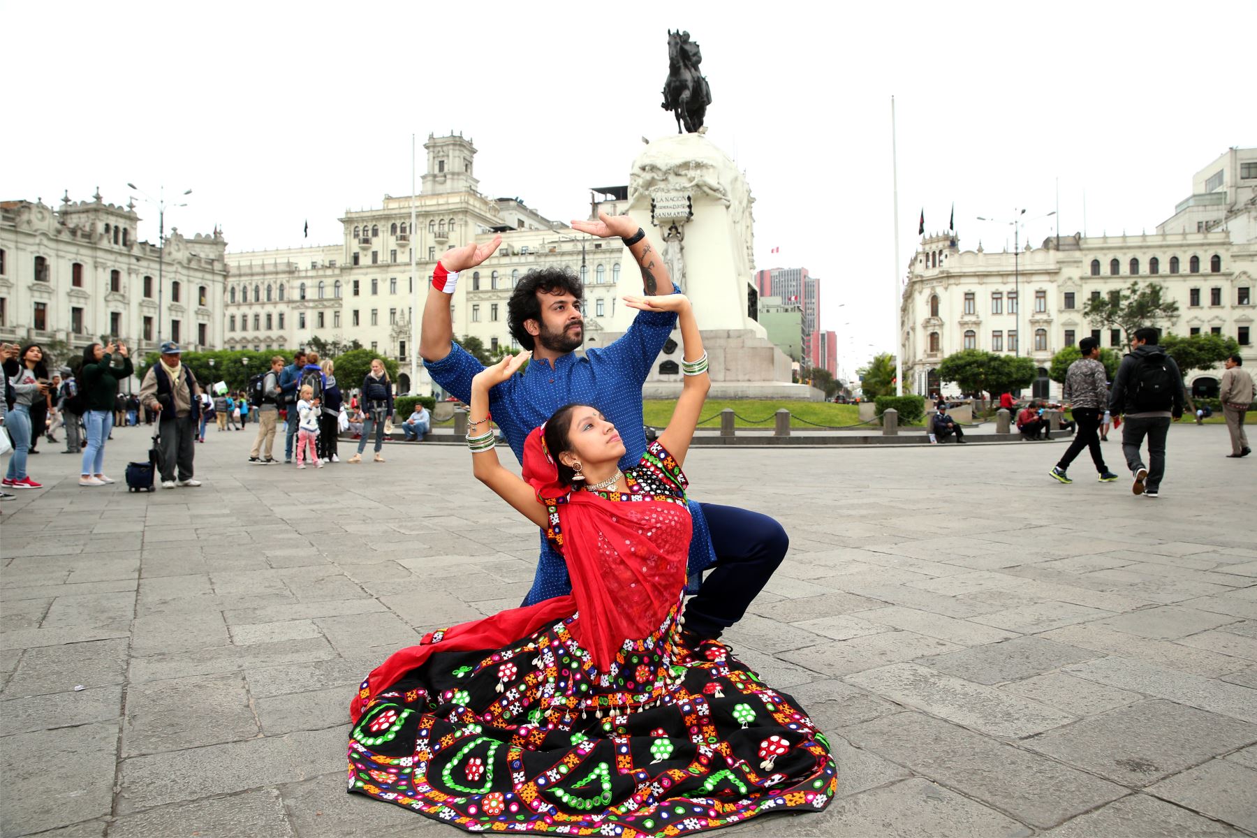 Devesh Mirchandani coreógrafo indu, baila con Karoline Ramos y los integrantes de la compañía Stars Bollywood Dance en la Plaza San Martin. ANDINA/Dante Zegarra