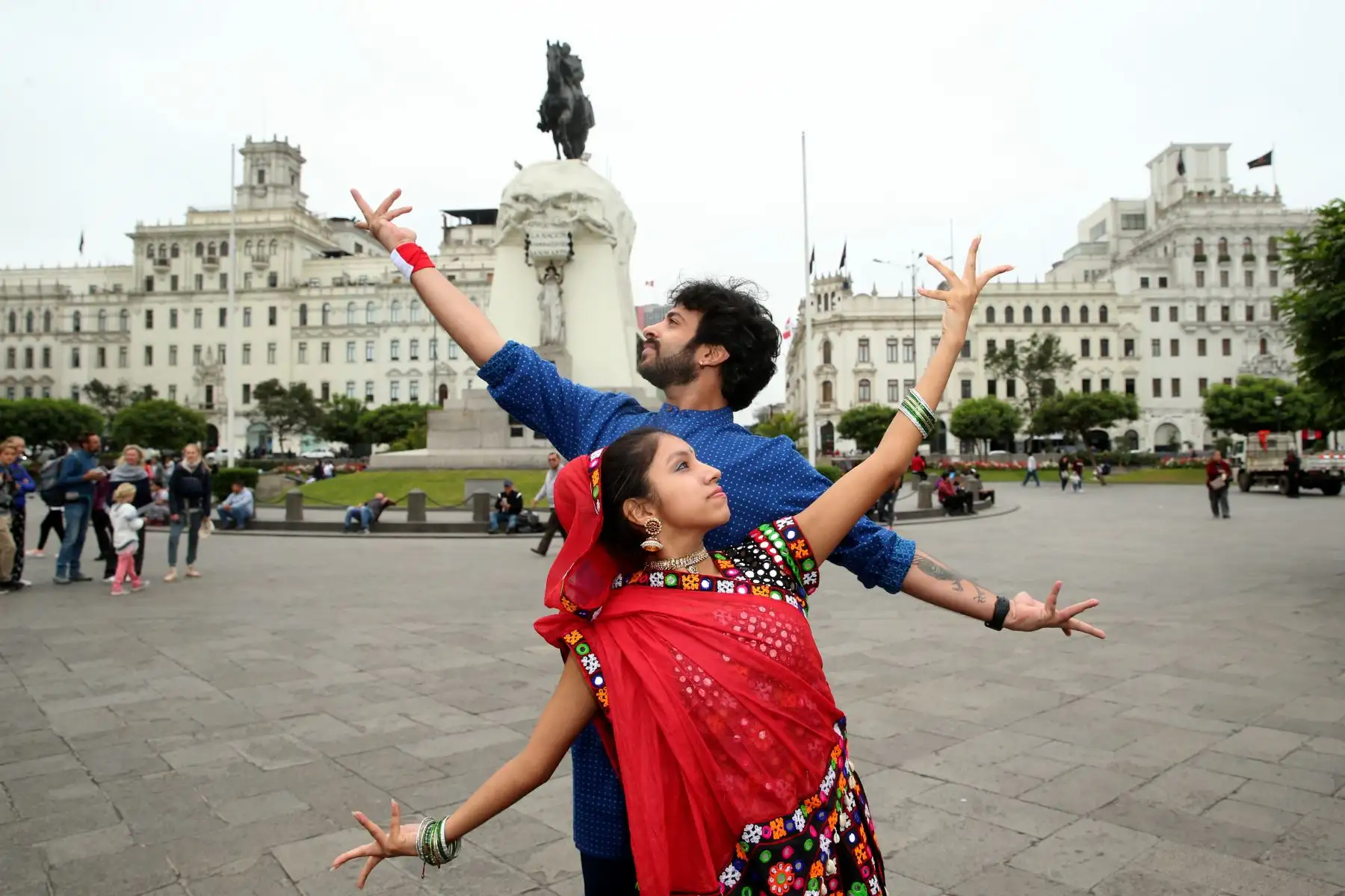 Devesh Mirchandani coreógrafo hindu, baila con Karoline Ramos y los integrantes de la compañía Stars Bollywood Dance en la Plaza San Martin. Foto: ANDINA/Dante Zegarra
