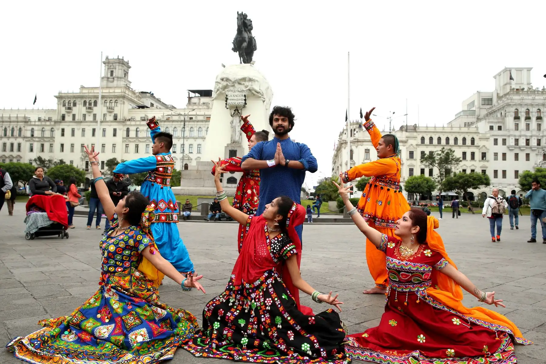 Devesh Mirchandani coreógrafo hindu, baila con Karoline Ramos y los integrantes de la compañía Stars Bollywood Dance en la Plaza San Martin. Foto: ANDINA/Dante Zegarra