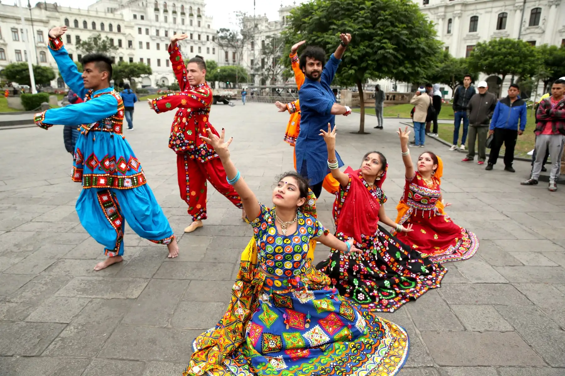 Devesh Mirchandani coreógrafo hindu, baila con Karoline Ramos y los integrantes de la compañía Stars Bollywood Dance en la Plaza San Martin. Foto: ANDINA/Dante Zegarra