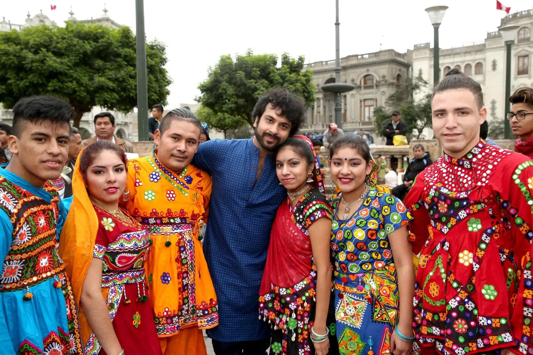 Devesh Mirchandani coreógrafo hindu, baila con Karoline Ramos y los integrantes de la compañía Stars Bollywood Dance en la Plaza San Martin. Foto: ANDINA/Dante Zegarra