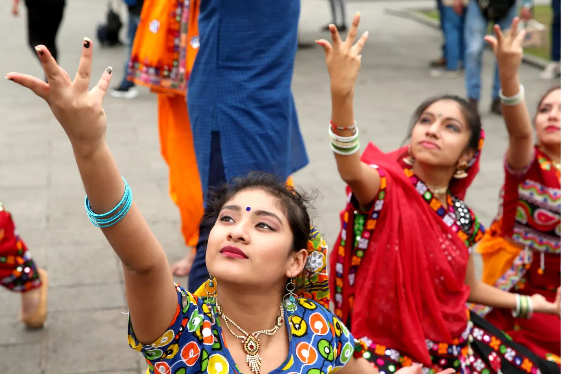 Devesh Mirchandani coreógrafo hindu, baila con Karoline Ramos y los integrantes de la compañía Stars Bollywood Dance en la Plaza San Martín. Foto: ANDINA/Dante Zegarra