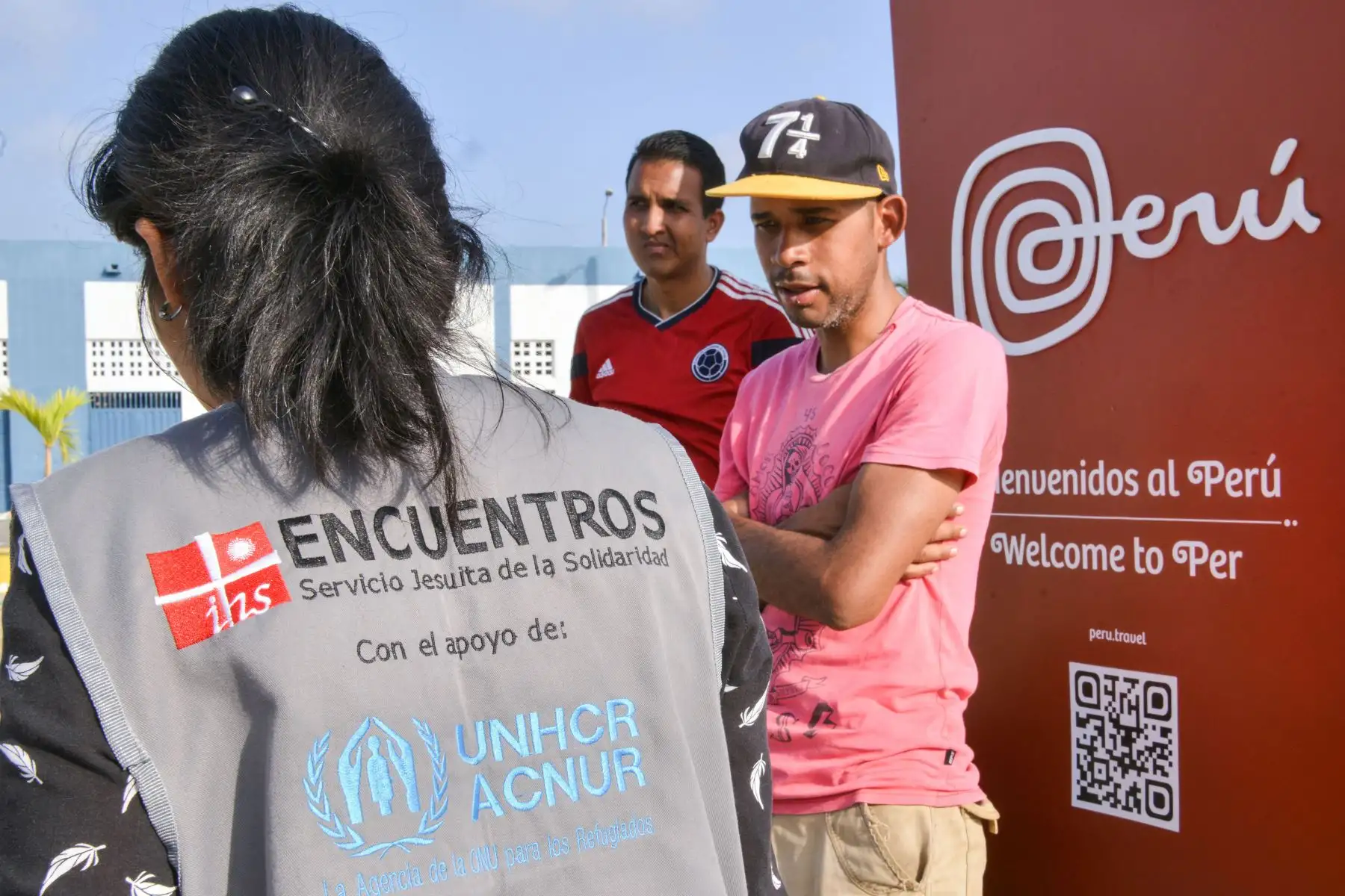 Los venezolanos reciben información del personal de la ONU al arribar al centro de atención de la frontera binacional (CEBAF) en Tumbes, al norte de Perú, en la frontera con Ecuador, el 23 de agosto de 2018.AFP