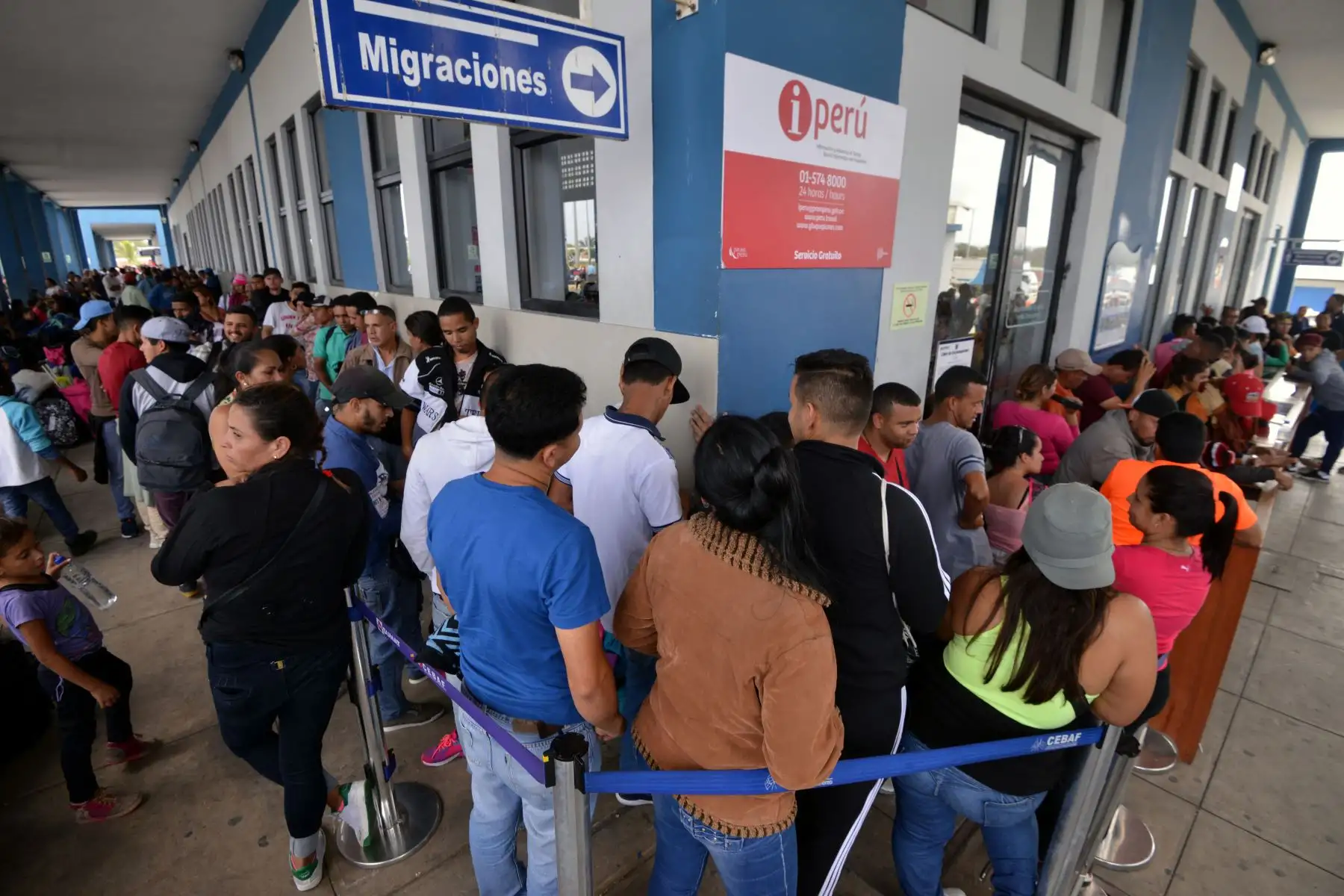 Los venezolanos hacen cola en el centro de atención de la frontera binacional (CEBAF) en Tumbes, al norte de Perú, en la frontera con Ecuador, el 23 de agosto de 2018. / AFP