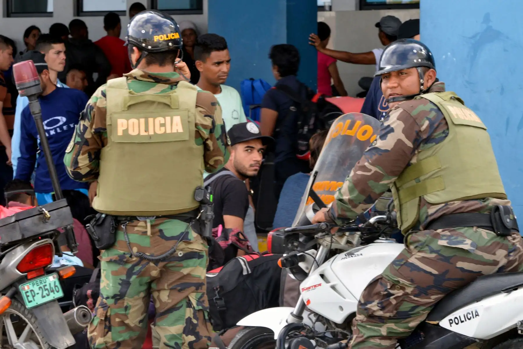 Oficiales de la policía peruana vigilan en el centro de atención de la frontera binacional (CEBAF) en Tumbes, al norte de Perú, en la frontera con Ecuador, el 23 de agosto de 2018.AFP