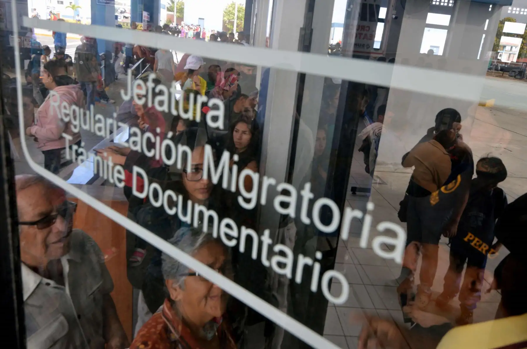 Ciudadanos venezolanos hacen fila en el centro de atención fronterizo binacional (CEBAF) en Tumbes Foto: AFP