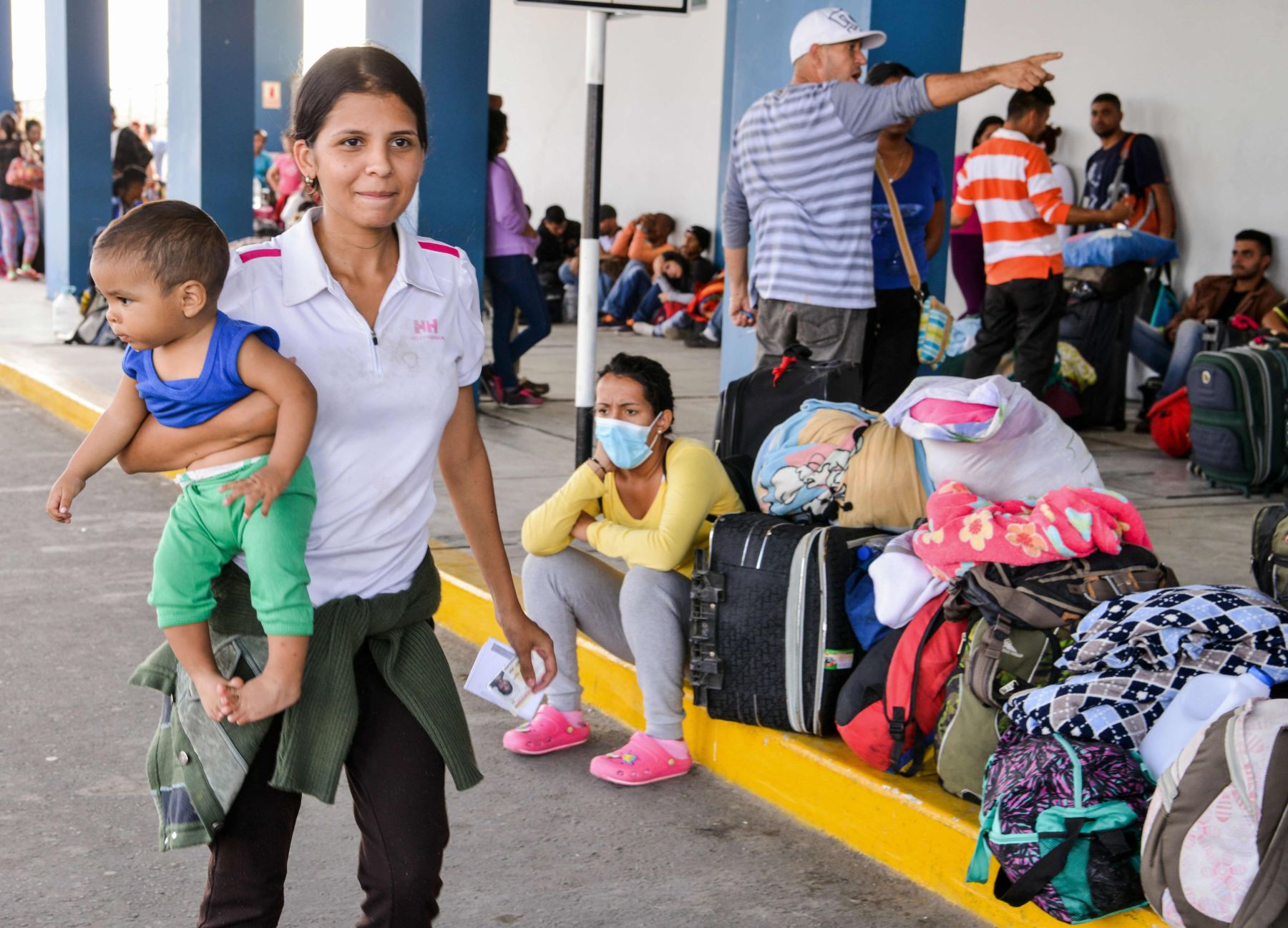 Una mujer venezolana camina con un bebé en brazos en el centro de atención fronterizo binacional (CEBAF) en Tumbes Foto: AFP