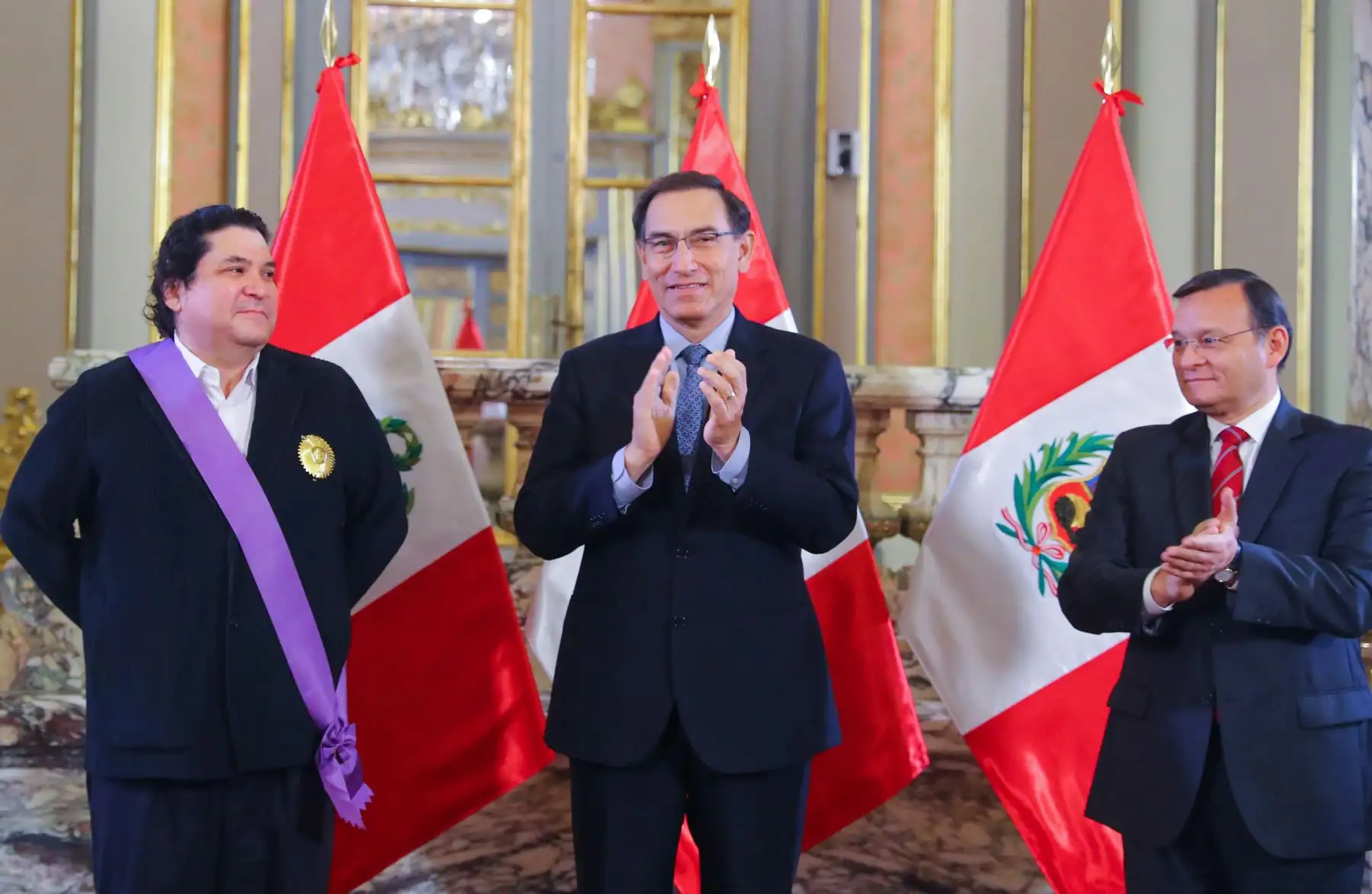 Jefe de Estado, Martín Vizcarra, reconoce a Gastón Acurio con la Orden al Mérito por Servicios Distinguidos, en el grado de Gran Cruz, en el Salón Dorado de Palacio de Gobierno. Foto: ANDINA/Prensa Presidencia
