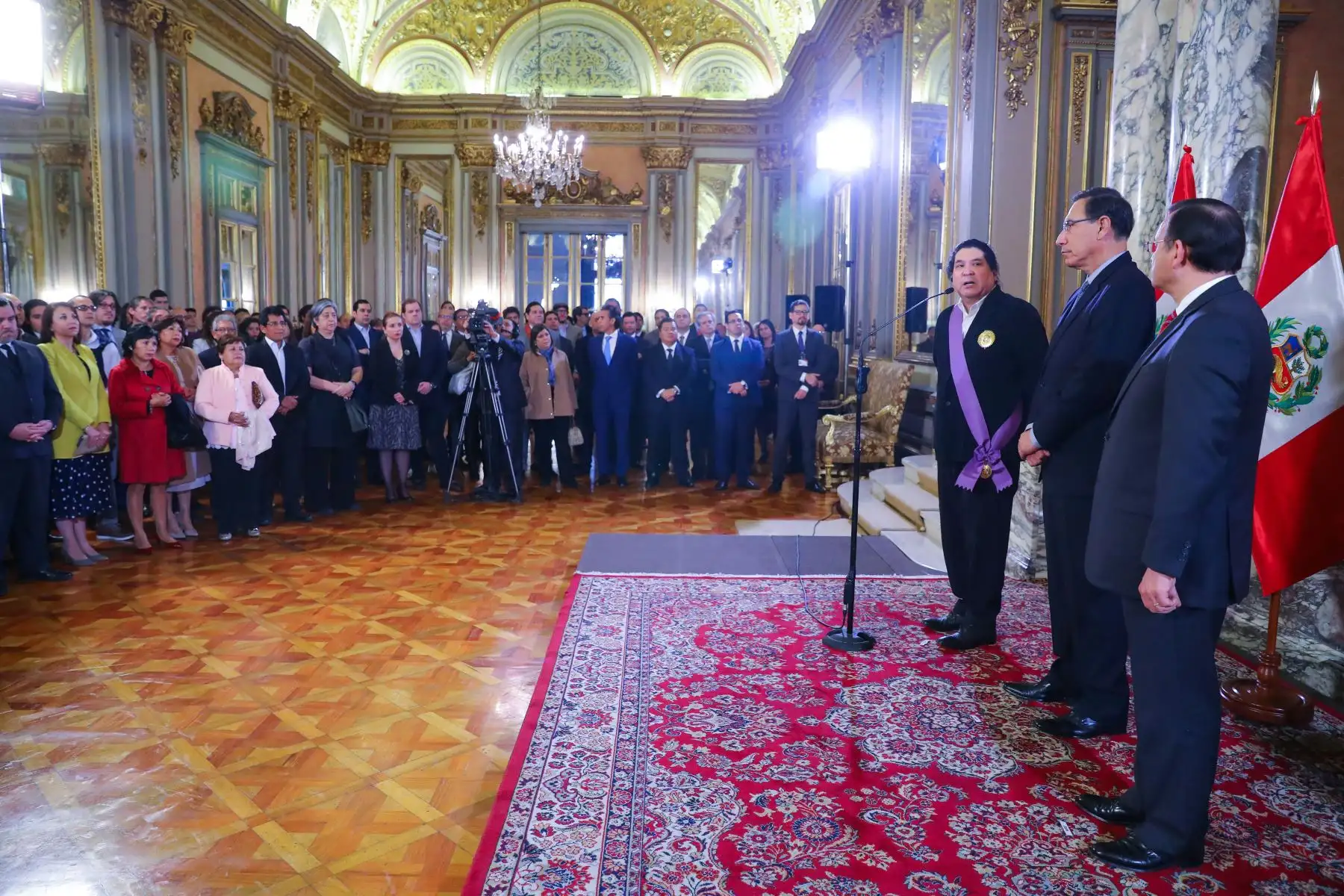Jefe de Estado, Martín Vizcarra, reconoce a Gastón Acurio con la Orden al Mérito por Servicios Distinguidos, en el grado de Gran Cruz, en el Salón Dorado de Palacio de Gobierno. Foto: ANDINA/Prensa Presidencia