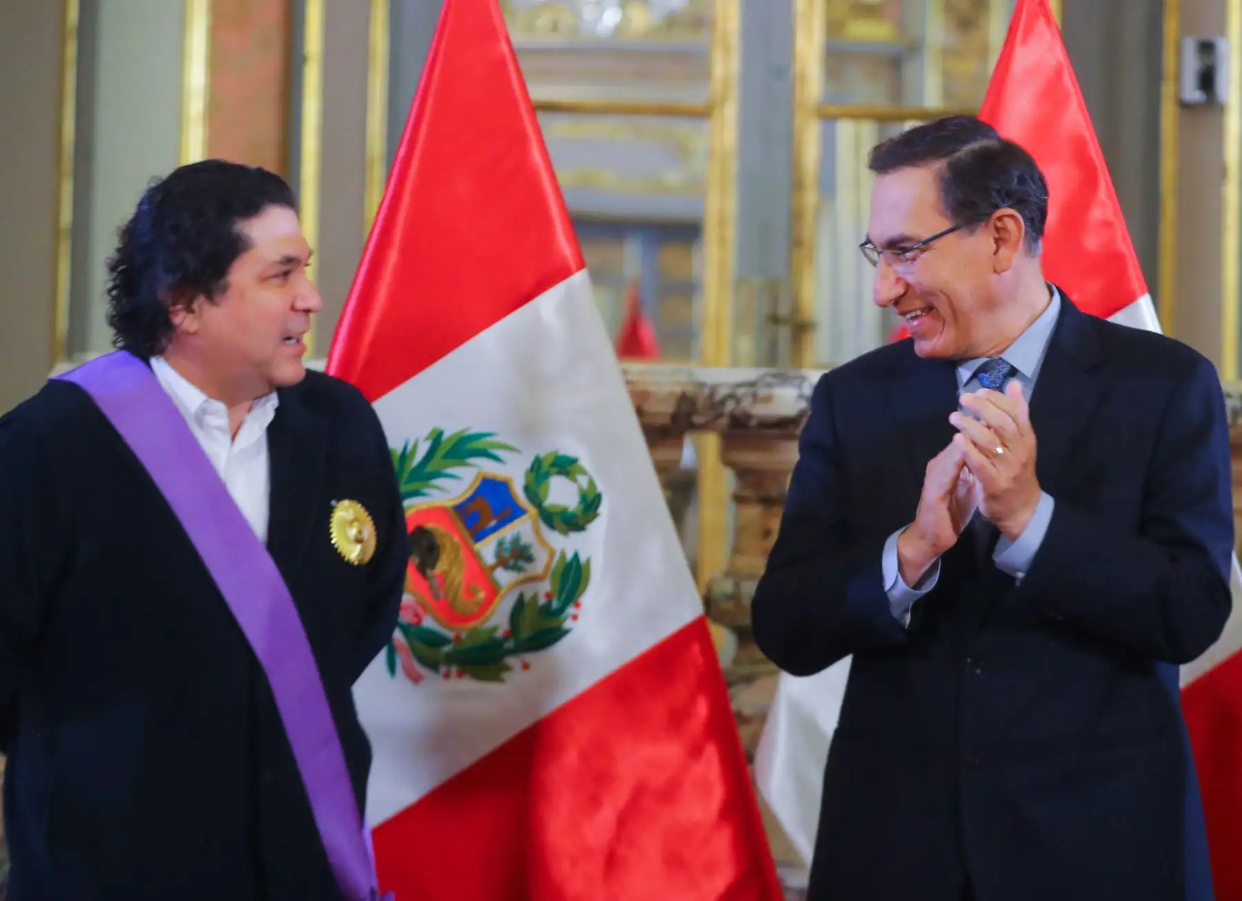 Jefe de Estado, Martín Vizcarra, reconoce a Gastón Acurio con la Orden al Mérito por Servicios Distinguidos, en el grado de Gran Cruz, en el Salón Dorado de Palacio de Gobierno. Foto: ANDINA/Prensa Presidencia
