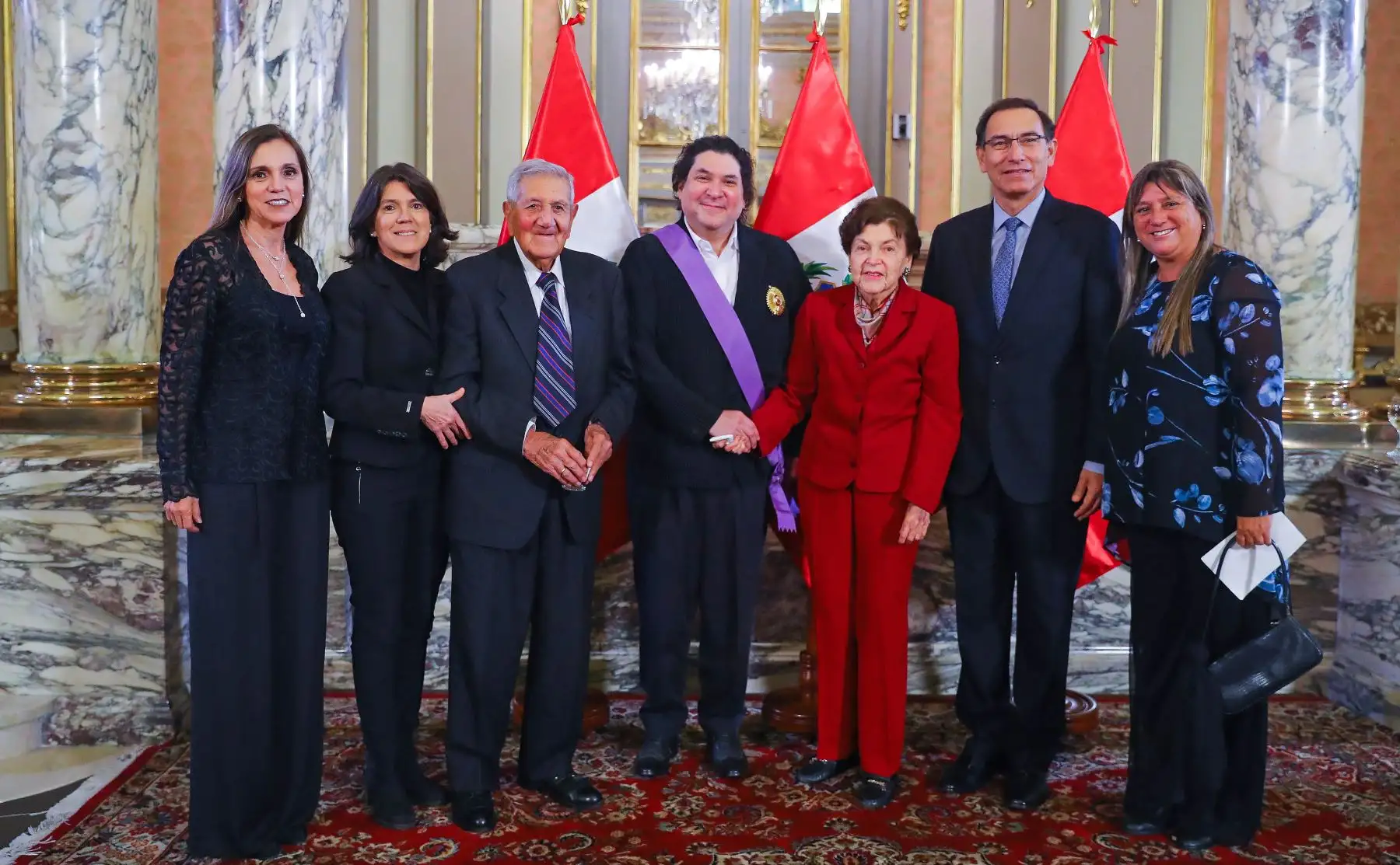 Jefe de Estado, Martín Vizcarra, reconoce a Gastón Acurio con la Orden al Mérito por Servicios Distinguidos, en el grado de Gran Cruz, en el Salón Dorado de Palacio de Gobierno. Foto: ANDINA/Prensa Presidencia