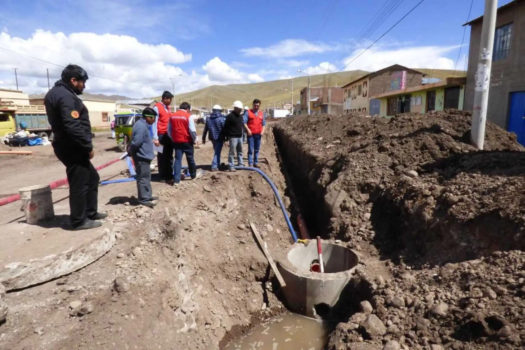 La Contraloría General de la República identificó riesgos en la ejecución de la obra de mejoramiento y ampliación de los sistemas de alcantarillado y tratamiento de aguas servidas del distrito de Santa Lucia, provincia de Lampa, en la región de Puno, que comprende una inversión de 7 millones 952,605.16 soles.
