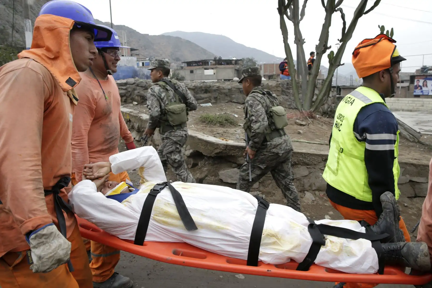 Trabajadores de construcción llevan un herido durante el simulacro de sismo y deslizamientos en la zona de Flor de Amancaes Rimac. Foto: ANDINA/Melina Mejía