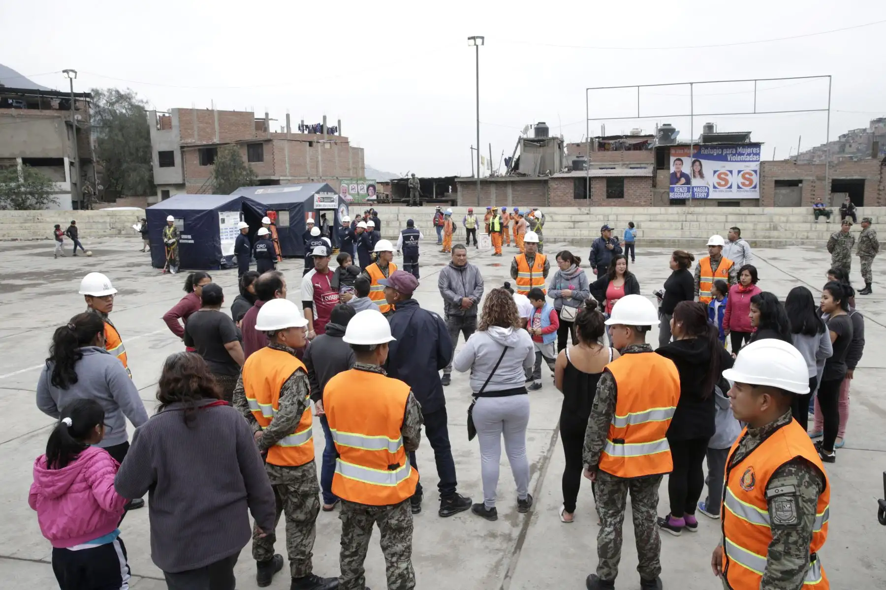 La población de Flor de Amancaes en el Rimac, participó del simulacro reuniendose en la zona seguridad dispuesta por Indeci. Foto: ANDINA/Melina Mejía