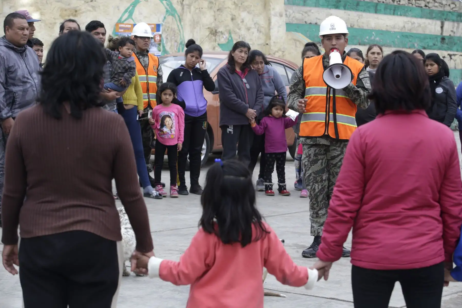 Indeci y el ejercito trabajan juntos para prevenir a la población durante el simulacro multipeligro que se realiza a nivel nacional. Foto: ANDINA/Melina Mejía
