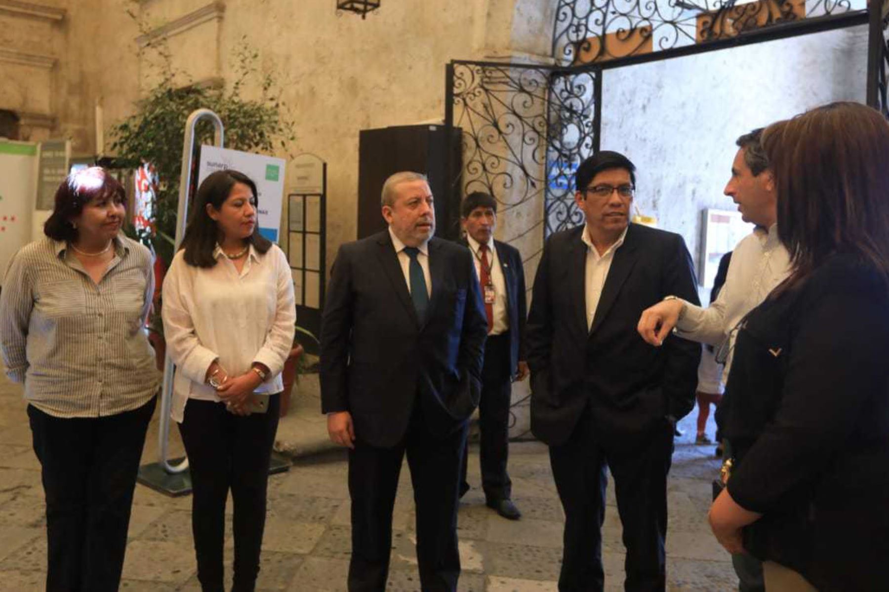 Ministro Zeballos inauguró en Arequipa jornada informativa sobre procedimientos registrales.