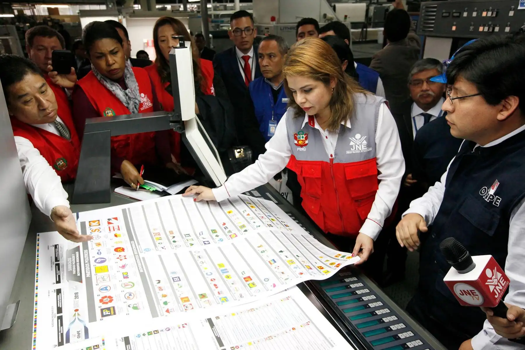Directora de fiscalización del JNE, Yessica Clavijo, supervisó la prueba de color e impresión de la cédula de  sufragio para estas Elecciones 2018. Foto: ANDINA/JNE