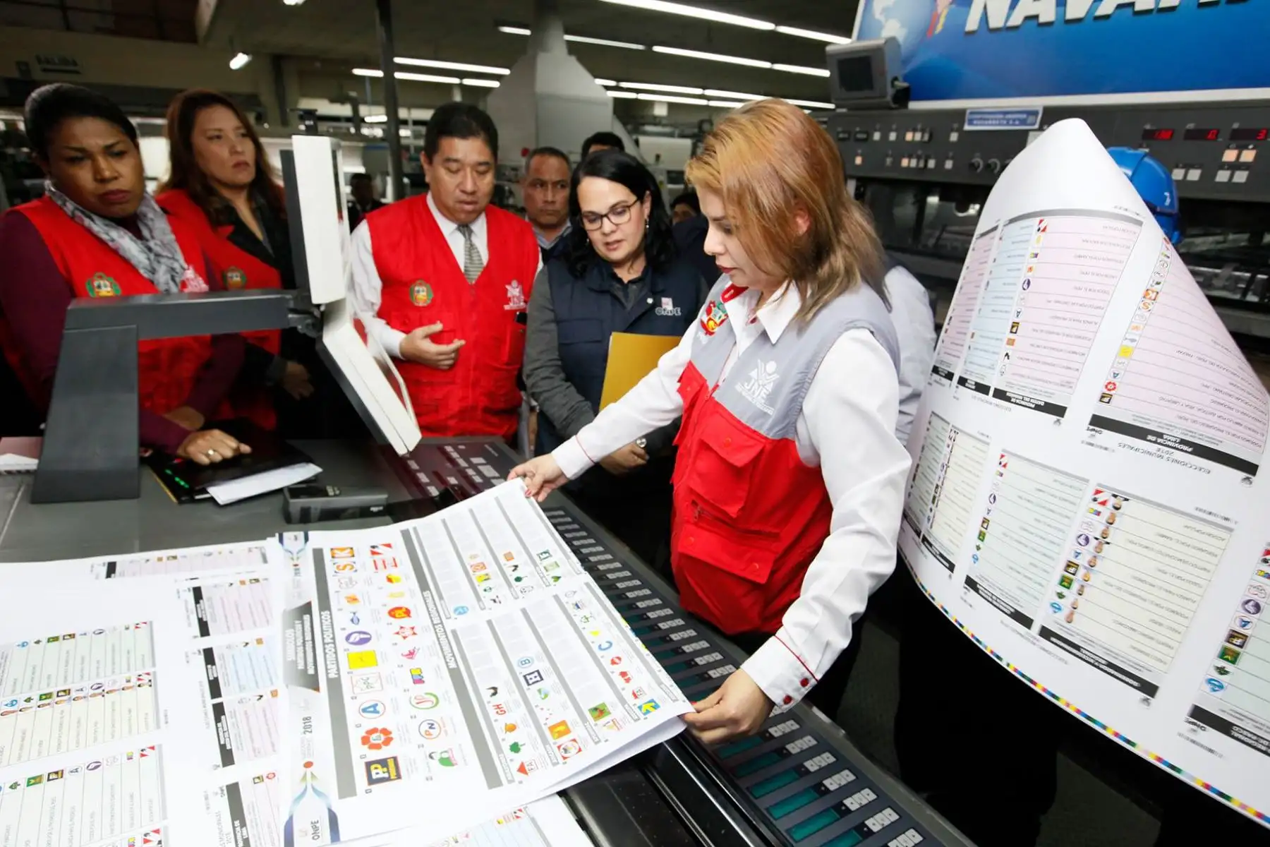Directora de fiscalización del JNE, Yessica Clavijo, supervisó la prueba de color e impresión de la cédula de  sufragio para estas Elecciones 2018. Foto: ANDINA/JNE
